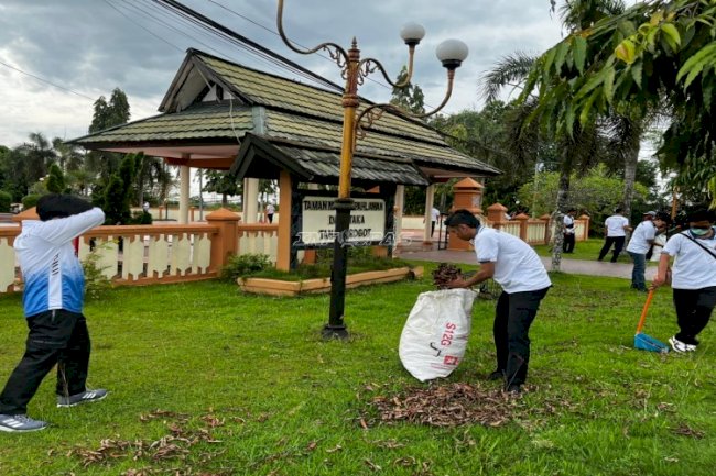 Petugas dan Warga Binaan Rutan Grogot Bersihkan TMP Daya Taka