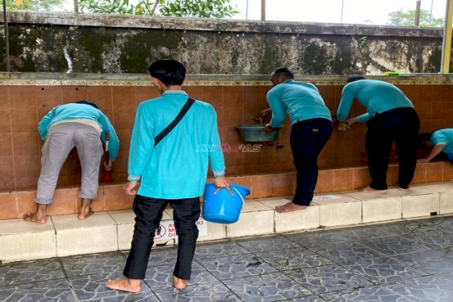 Klien Bapas Banjarmasin Wujudkan Indonesia ASRI, Bersihkan Langgar Syuhada Jelang Ramadan