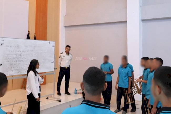 LPKA Ambon Kembangkan Bakat Musik Anak Binaan lewat Pelatihan Angklung