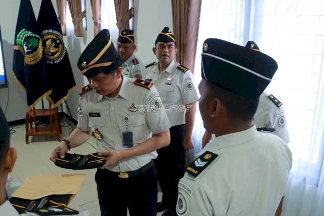 Komitmen Bangun SDM Unggul, Kanwil Ditjenpas Papua Barat Sematkan Tanda Kenaikan Pangkat Tiga Pegawai