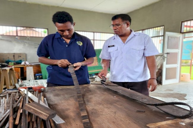 Lapas Tual Terus Produksi Ikat Pinggang Kayu Arang Eksklusif