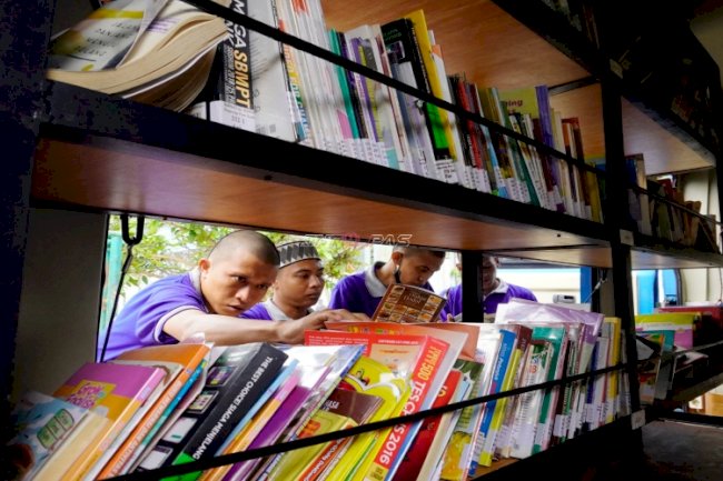 Warga Binaan Lapas Narkotika Karang Intan Antusias Sambut Layanan Perpustakaan Keliling