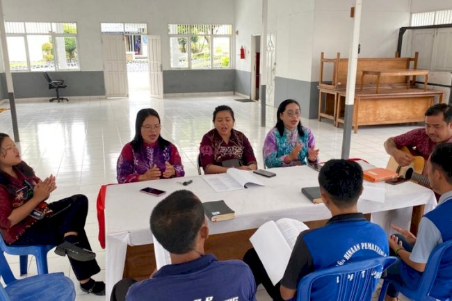 Ibadah Kristen di Lapas Tanjung Bina Rohani Warga Binaan dan Peserta Magang