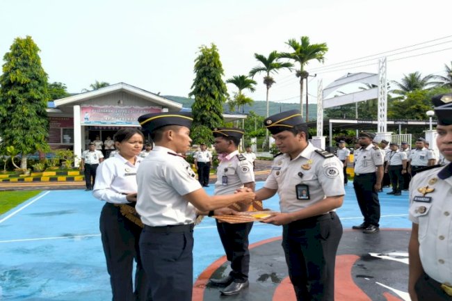 Apresiasi Capaian Kinerja, Lapas Kalabahi Sematkan Tanda Kenaikan Pangkat Tiga Petugas