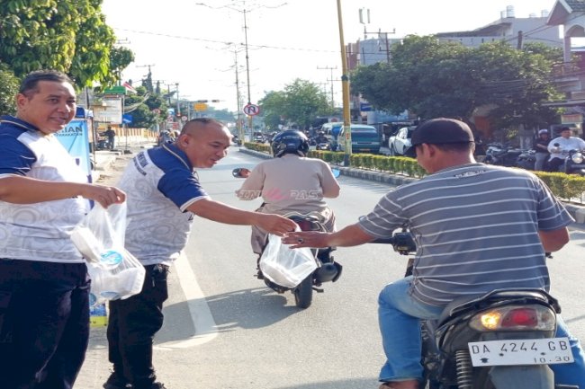 Jumat Berkah Ramadan, Lapas Kotabaru Berbagi Takjil untuk Masyarakat