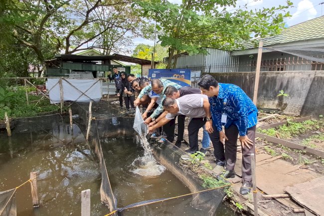 Tebar Bibit Lele, Bapas Banjarmasin Dorong Kemandirian Klien Pemasyarakatan