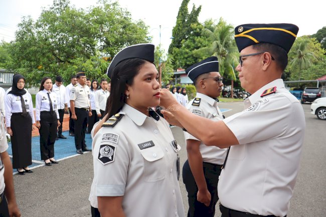 Lapas Ambon Sematkan Tanda Kenaikan Pangkat, Apresiasi Kinerja Pegawai
