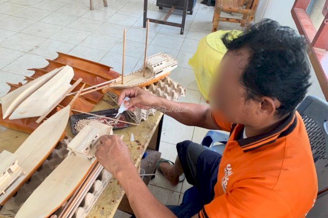 Kreatif dan Produktif, Warga Binaan Lapas Piru Hasilkan Miniatur Kapal dari Kayu Reklamasi