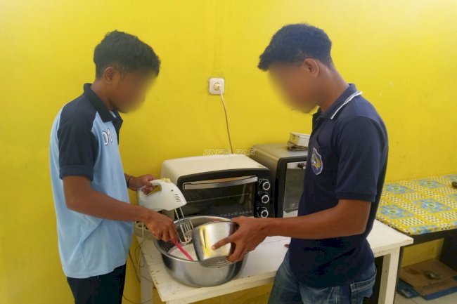 Produksi Perdana Kue Lumpur, Lapas Piru Perkuat Pembinaan Kemandirian Berbasis UMKM