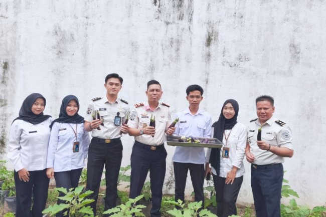 Langkah Nyata Dukung Ketahanan Pangan, Rutan Baturaja Panen Terong Ungu 