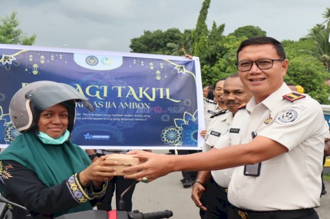 Bagikan Paket Takjil, Lapas Ambon Hadirkan Kepedulian dan Semarak Ramadan bagi Masyarakat 