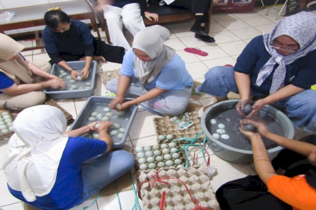 Tekun dan Terlatih, Warga Binaan Rutan Pelaihari Produksi Telur Asin Berkualitas