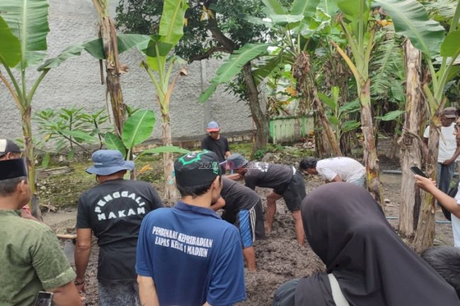 Berikan Hak Kemanusiaan, Lapas Kelas I Madiun Fasilitasi Warga Binaan Hadiri Pemakaman Istri