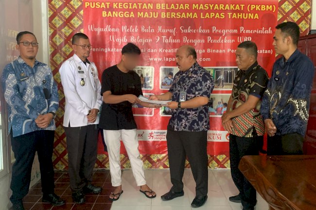 Lapas Tahuna Serahkan Ijazah Paket C kepada Warga Binaan yang Jalani PB