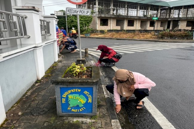 Bapas Tanjungpandan bersama DLH Kab. Belitung Ajak Klien Bersihkan Rumah Ibadah dan Salurkan Sembako