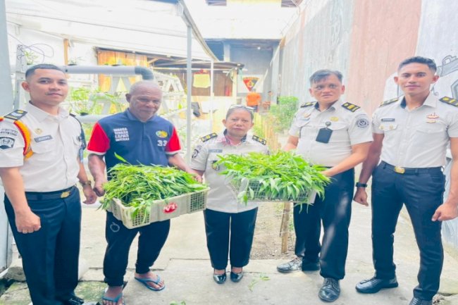 Panen Kangkung Hidroponik, Penopang Ketahanan Pangan Ramadan di Lapas Wahai