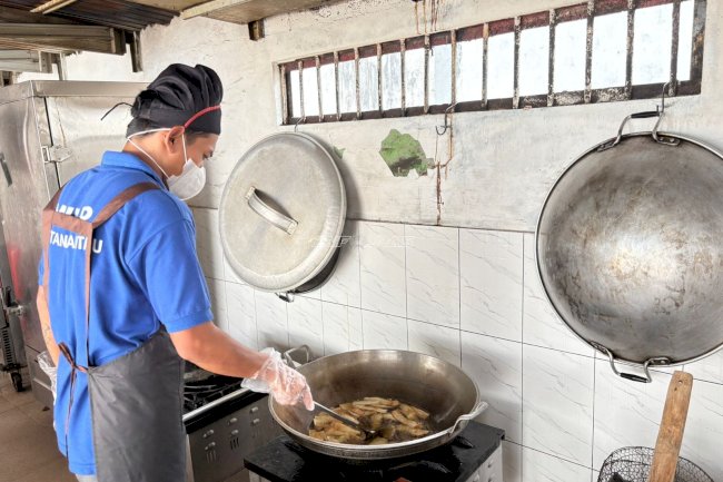 Rutan Rantau Kembangkan UMKM Keripik Singkong “RuRa” untuk Bekal Usaha Warga Binaan