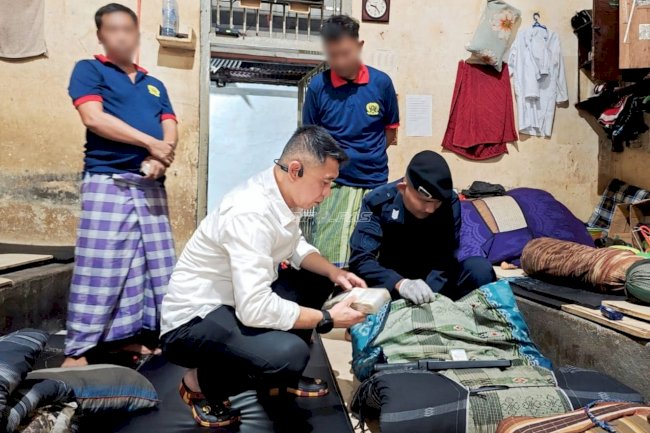 Cegah Gangguan Kamtib Selama Ramadan, Kalapas Jember Pimpin Razia Kamar Warga Binaan