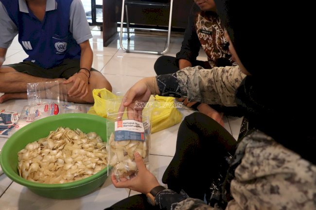 Tingkatkan Keterampilan Warga Binaan, Lapas Tanjung Produksi Kerupuk Ikan Haruan