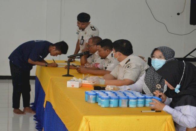 Petugas dan 100 Warga Binaan Lapas Narkotika Muara Sabak Jalani Tes Urine, Seluruhnya Negatif