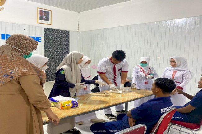 Rutan Majene dan Mahasiswa PPL STIKMAR Laksanakan Tes Urine Acak Warga Binaan 