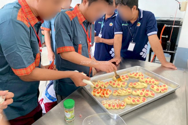 Tingkatkan Kemandirian, Lapas Kotabaru Gandeng BLK Latih Warga Binaan Buat Roti