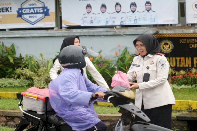 Ramadan Berkah, Rutan Perempuan Surabaya Bagikan 100 Takjil untuk Warga