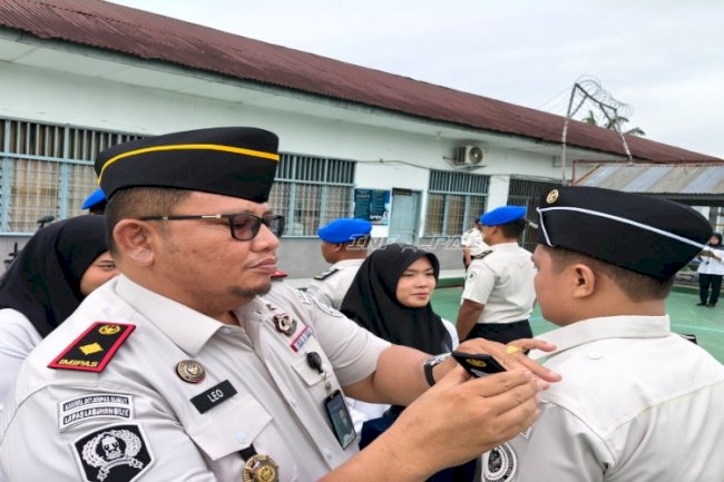 Kalapas Labuhan Bilik Sematkan Tanda Kenaikan Pangkat bagi Empat Petugas  