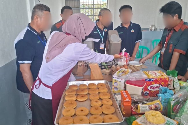 Dari Pelatihan ke Peluang Usaha, Warga Binaan Lapas Kotabaru Kreasikan Aneka Donat