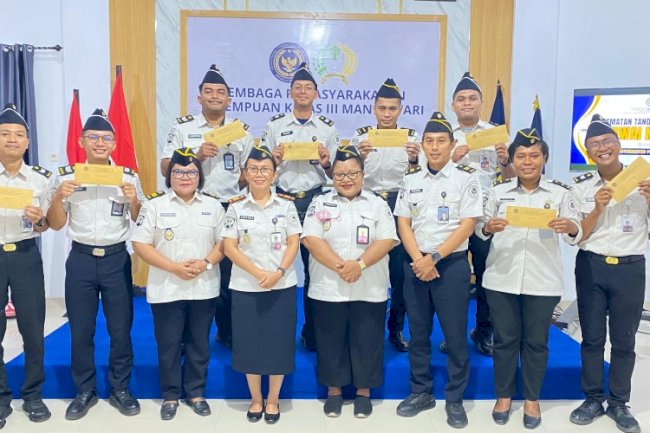 Kalapas Perempuan Manokwari Sematkan Tanda Kenaikan Pangkat kepada Delapan Petugas 
