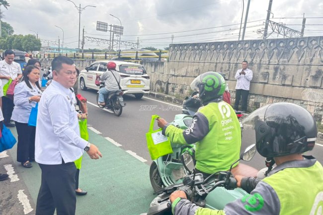 Hadirkan Kepedulian di Bulan Suci, Lapas Cipinang Tebar Takjil untuk Pengendara