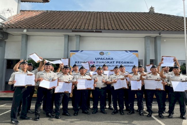 Petugas Rutan Klungkung Terima Kenaikan Pangkat dan Penghargaan Petugas Teladan Triwulan I 2026