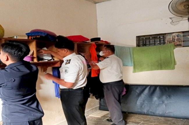 Petugas Rutan Pelaihari Sisir Blok Hunian, Cegah Gangguan Kamtib