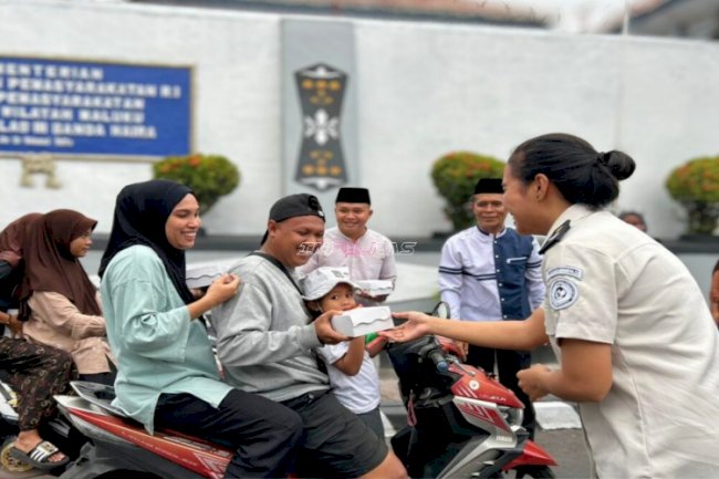 Ramadan Berkah, Lapas Bandanaira Bagikan 130 Takjil untuk Warga