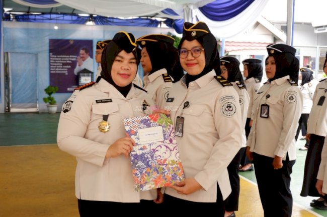 Kalapas Perempuan Palembang Sematkan Tanda Kenaikan Pangkat bagi 15 Petugas