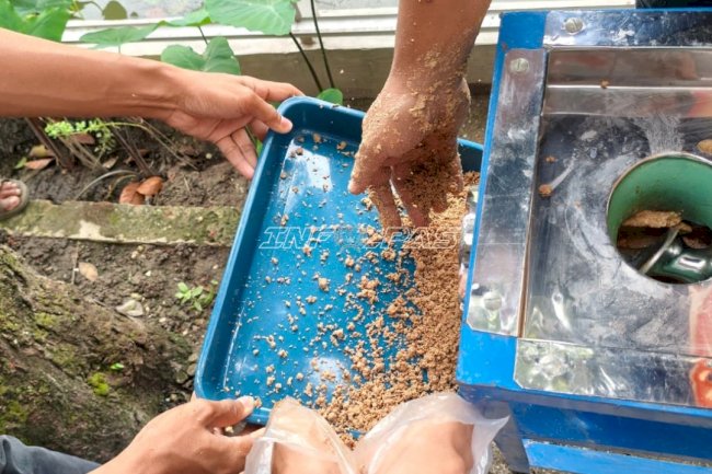 Olah Pakan Sendiri, Warga Binaan Lapas Banjarmasin Operasikan Mesin Produksi Pakan Ikan