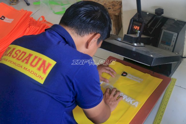 Karya Warga Binaan Dipercaya Industri, Lapas Pemuda Madiun Produksi 500 Tas Sablon Pesanan PT INKA