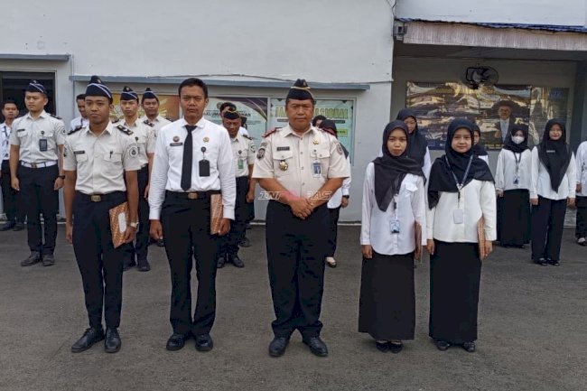 Kalapas Amuntai Serahkan Penghargaan Petugas Teladan Triwulan I Tahun 2026