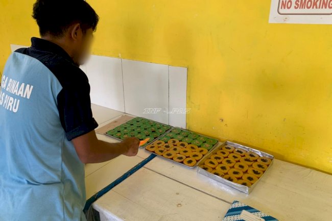 Lewat Program Tata Boga, Warga Binaan Lapas Piru Produksi Kue Lumpur
