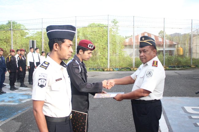 Bangun Motivasi Kerja, Lapas Piru Beri Reward Dua Pegawai Terbaik