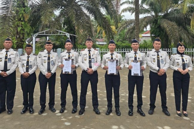 Kepala LPKA Muara Bulian Sematkan Tanda Kenaikan Pangkat dan Kukuhkan Petugas Terfavorit Februari 2026