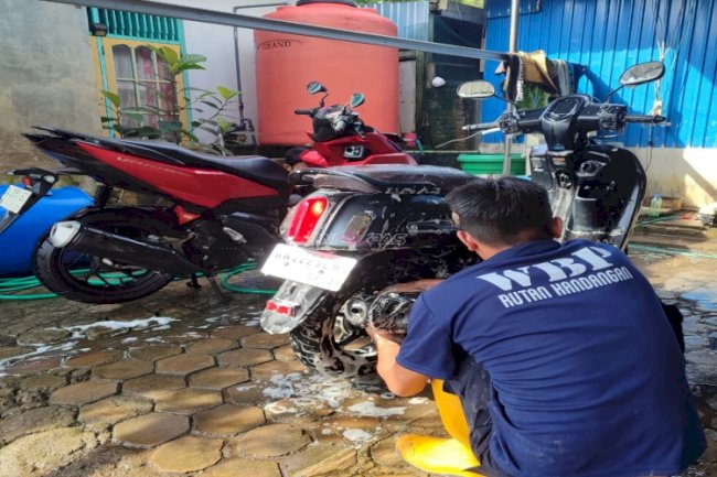 Dukung Program Aksi Kemenimipas, Rutan Kandangan Optimalkan Kegiatan Keterampilan Cuci Kendaraan