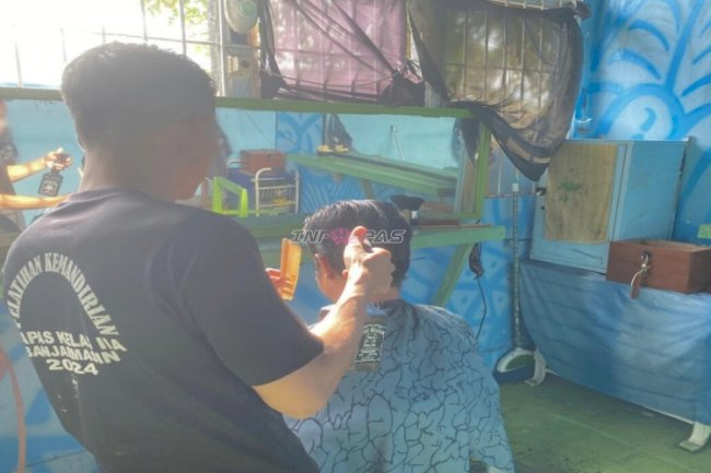Jelang Idulfitri, Warga Binaan Lapas Banjarmasin Manfaatkan Layanan Barbershop