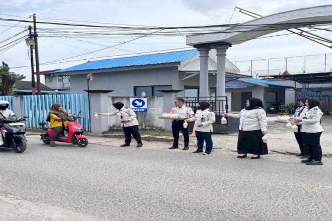 Petugas Lapas Perempuan Martapura Berbagi Takjil Ramadan untuk Masyarakat
