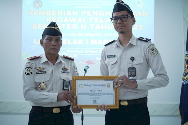 Tingkatkan Semangat Kerja, LPKA Martapura Serahkan Penghargaan bagi Petugas Teladan