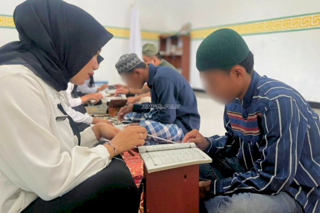 Semangat Ramadan, Warga Binaan Lapas Bandanaira Antusias Belajar Baca Al-Qur'an dan Iqra