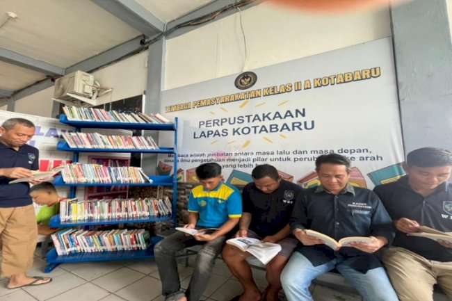 Isi Waktu Ramadan, Warga Binaan Lapas Kotabaru Manfaatkan Perpustakaan untuk Membaca