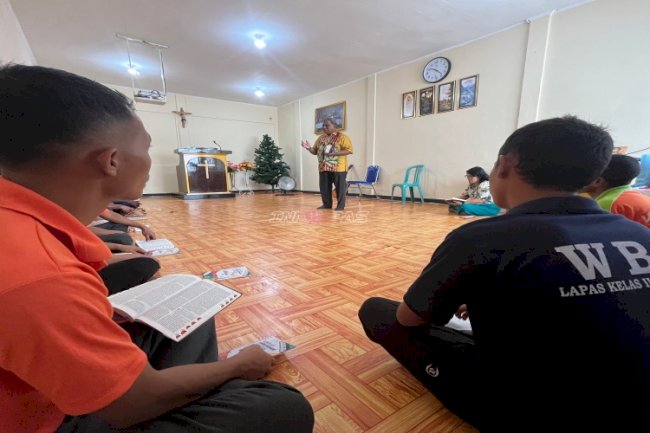 Suasana Khidmat Warnai Pembinaan Rohani Warga Binaan Kristen di Lapas Kotabaru