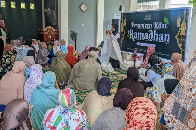 Hari Ketiga Pesantren Kilat, Warga Binaan Lapas Perempuan Palu Dalami Sejarah Al-Qur’an dan Fikih Jenazah