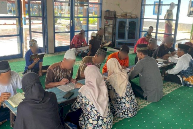 Tingkatkan Keimanan di Bulan Ramadan, Warga Binaan Rutan Marabahan Antusias Belajar Al-Quran dan Iqra